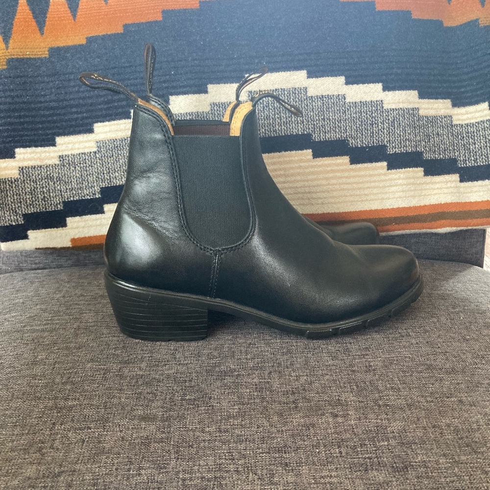 Women’s Heeled Blundstone Boots, size 9.5